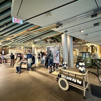 Starbucks Reserve Roastery Chicago - First floor - Coffee Roasteries Near Me - Chicago, Illinois