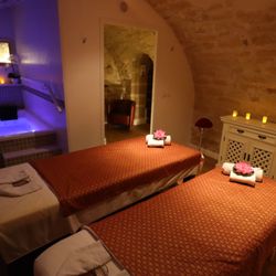 Janthra Spa - Massage, body scrub or jacuzzi inside a XVIe century building