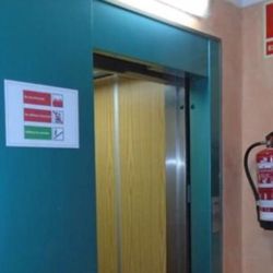 Hostal Fonda Galicia - Pour les personnes à mobilité réduite, un ascenseur est à disposition.