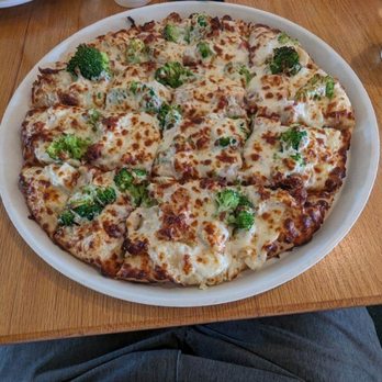 Lansky's - Chicken Alfredo pizza - Pizza Near Me - Council Bluffs, Iowa Lansky's - Chicken Alfredo pizza - Pizza Near Me - Council Bluffs, Iowa