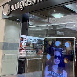 Sunglass Hut - Entrance