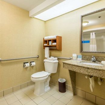 Hampton Inn Sidney - Guest room bath - Hotels Near Me - Sidney, Ohio