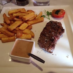 Chez Monsieur Cochon - Faux-filet  accompagné d'une sauce au poivre/cognac avec des frites maison.
