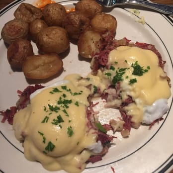 Mimi's Cafe - Corned beef hash Benedict - American Near Me - Arlington, Texas Mimi's Cafe - Corned beef hash Benedict - American Near Me - Arlington, Texas