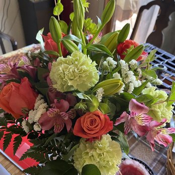 Oak Creek Florist - The scraggly "large" bouquet that was delivered, with no birds of paradise, despite promises. - Florists Near Me - Concord, California Oak Creek Florist - The scraggly "large" bouquet that was delivered, with no birds of paradise, despite promises. - Florists Near Me - Concord, California
