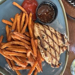 Sam's Restaurant and Bar - Grilled chicken and sweet potato fries