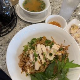 Mi trong ga. Egg noodle with chicken.