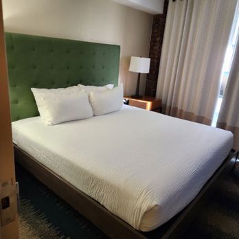 The Mercantile Hotel New Orleans, LA - Queen bed firm with 4 pillows , exposed brick wall black out curtains - Hotels Near Me - New Orleans, Louisiana The Mercantile Hotel New Orleans, LA - Queen bed firm with 4 pillows , exposed brick wall black out curtains - Hotels Near Me - New Orleans, Louisiana