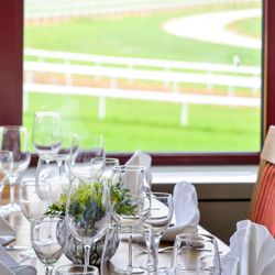 Hippodrom - Hippodrom - Buffet-Aktionen und Eventlocation mit Blick auf die Rennbahn in Weidenpesch.