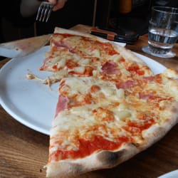 L'Osteria - Eine geteilte Pizza Hawai - zum Anbeißen!