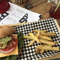 Dach Brothers - Una hamburguesa y un rico hoy dog para empezar la tarde
