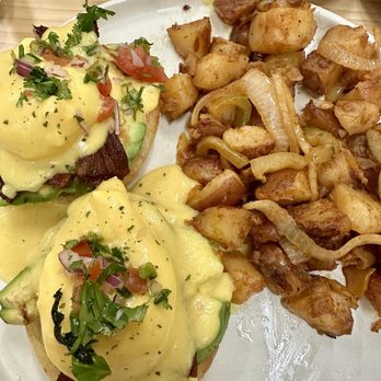 The Breeze Cafe - COLD California eggs benedict 6/10 (I added the pico on top) & lukewarm potatoes :( - Breakfast & Brunch Near Me - Newark, California