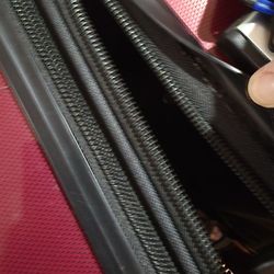 Andare Luggage - Faulty craftsmanship where the glue didn't hold. And why would glue ever hold?
