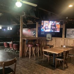 The Corner Bar & Grill - TV, game room, karaoke, big tables