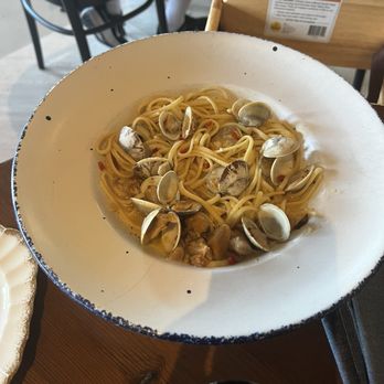 Winsor House - Linguine vongole - Pubs Near Me - Duxbury, Massachusetts