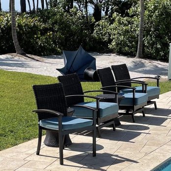 South Seas - Umbrella table just rolling around the yard - Resorts Near Me - Captiva, Florida