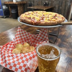 Gregory's Pizza - Hawaiian pizza with garlic knots and a beer.