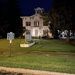 Tillinghast manor Bed and Brunch - The manor at night.