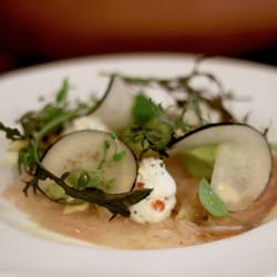 Mulet fumé, crème d'avocat, mousse citronée