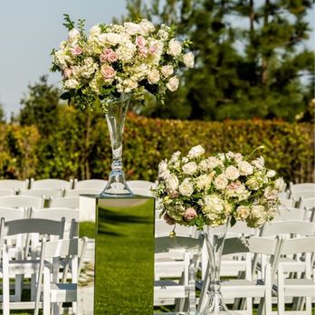Posh Peony - Ceremony florals and mirrored pedestals - Wedding Planning Near Me - Claremont, California Posh Peony - Ceremony florals and mirrored pedestals - Wedding Planning Near Me - Claremont, California