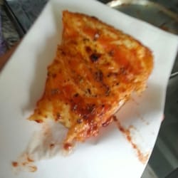 Pizzaria Dom Bosco - Pizza fofinha, vendida na fatia, com um preço em conta.