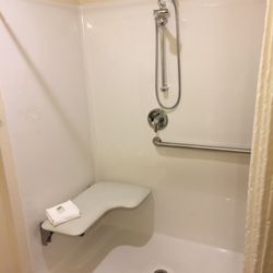 Cobblestone Inn & Suites - Lamoni - Accessible Shower
