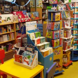 Librairie Moderne - Livres pour enfants avec coin de lecture / Children's books with reading corner