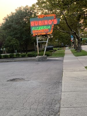 Rubinos Pizza by null