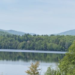 Mountain Meadows Lodge - Lake behind Mountain Meadows Lodge