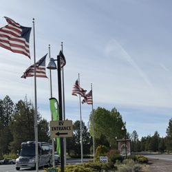 Bend Sisters Garden RV resort - Entrance