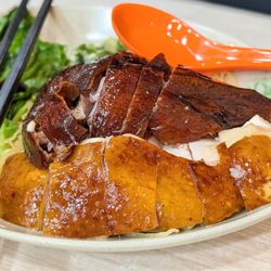 一樂燒鵝 - Roast goose with chicken on noodles