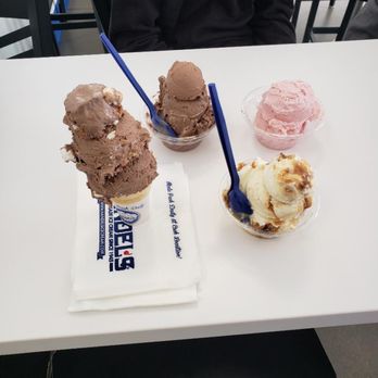 Handel’s Homemade Ice Cream - Our order: Chocolate, Strawberry, Pralines and Cream, and Rocky Road - Ice Cream & Frozen Yogurt Near Me - Reno, Nevada