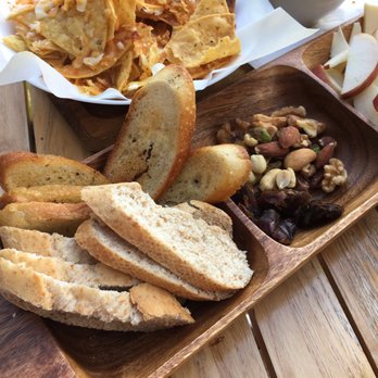 La Station - Assiettes fromage et noix - Cafes Near Me - Eastman, Quebec