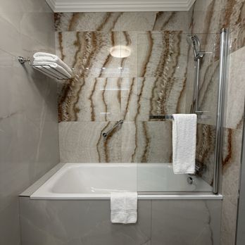 Art Deco Imperial Hotel - Bathroom had a tub with shower and separate stand alone shower. - Hotels Near Me - Prague, Puerto Rico