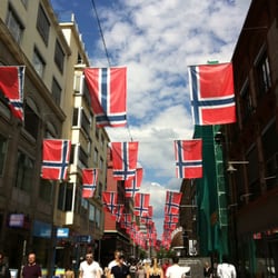 Flaggene som hang i Torggata for ett år siden