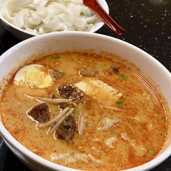Papa's Cafe - Spicy Laksa w beef brisket and won ton. Look funn noodles served on the side by request. - Cantonese Near Me - Honolulu, Hawaii