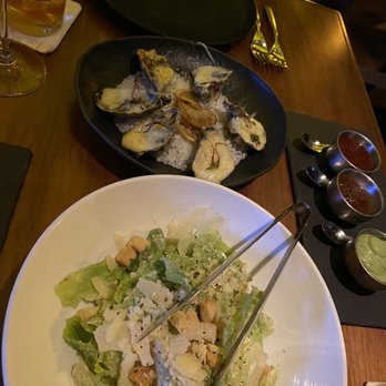 Harry's - Caesar salad and oysters - Cocktail Bars Near Me - Playa del Carmen, ROO
