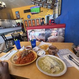 Chilaquiles con carnitas and green enchiladas with chicken Chilaquiles con carnitas and green enchiladas with chicken