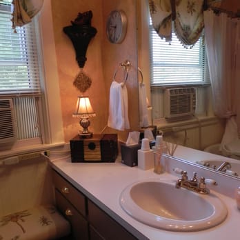 The Spencer House Bed and Breakfast - The Main Bath (Shared). - Bed & Breakfast Near Me - St. Francis, Kansas The Spencer House Bed and Breakfast - The Main Bath (Shared). - Bed & Breakfast Near Me - St. Francis, Kansas