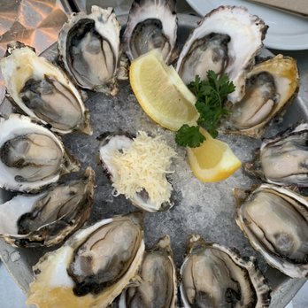 Harbour Oyster + Bar - Chef creek oysters - Cocktail Bars Near Me - Vancouver, British Columbia Harbour Oyster + Bar - Chef creek oysters - Cocktail Bars Near Me - Vancouver, British Columbia