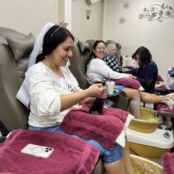 Lavish Nails & Spa - Champagne