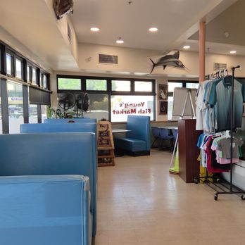 Young's Fish Market - Inside - Hawaiian Near Me - Honolulu, Hawaii