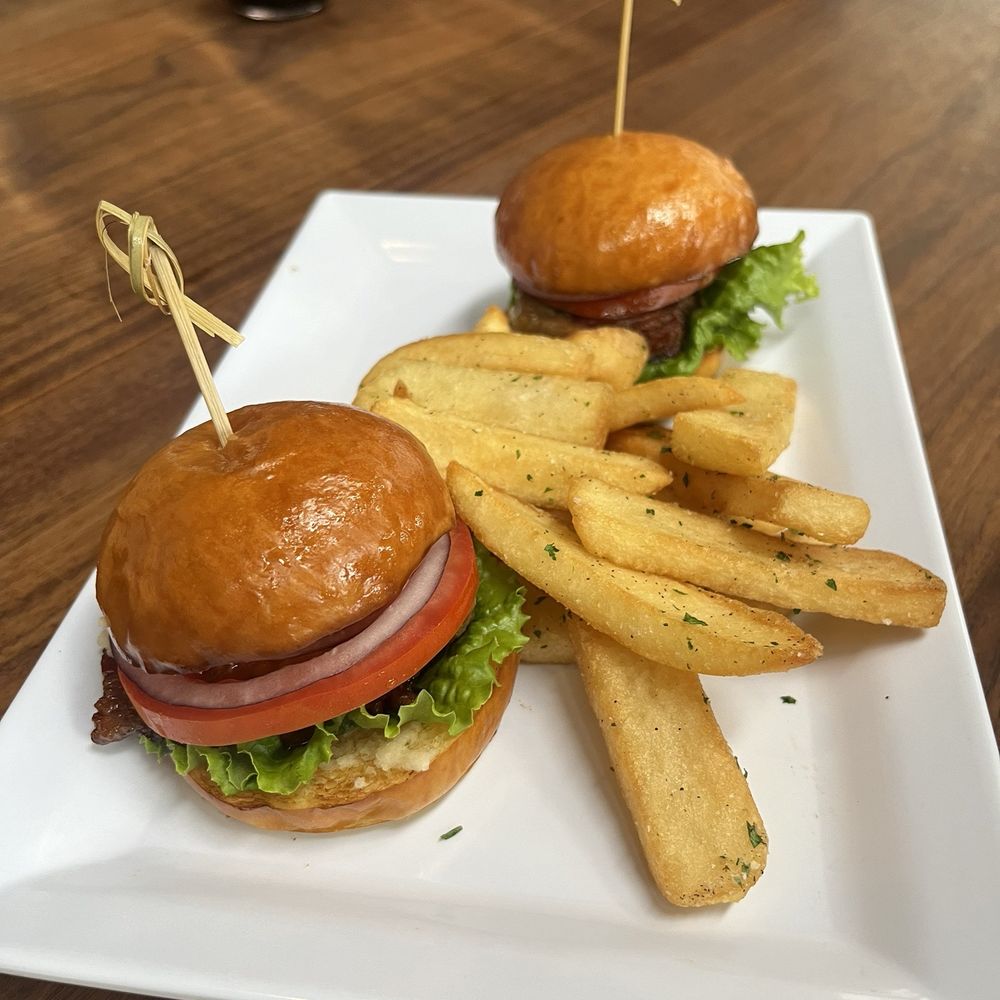 Corned beef sliders with steak fries Corned beef sliders with steak fries