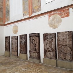 Minoritenkirche - Historische Grabplatten und Wandmalereien