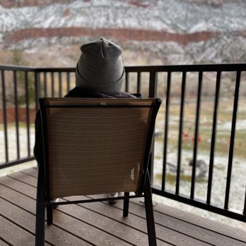 Bumbleberry Inn - Balcony view. Each balcony has 2 chairs and a side table. - Hotels Near Me - Springdale, Utah