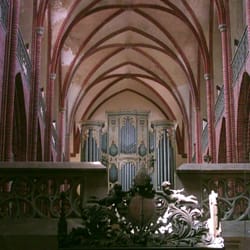 Dom - Das Dom-Innere mit der schönen Orgel