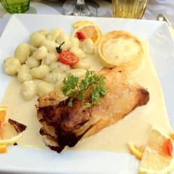 La Théière - Croustillant de loup avec gnocchi et sauce au parmesan.