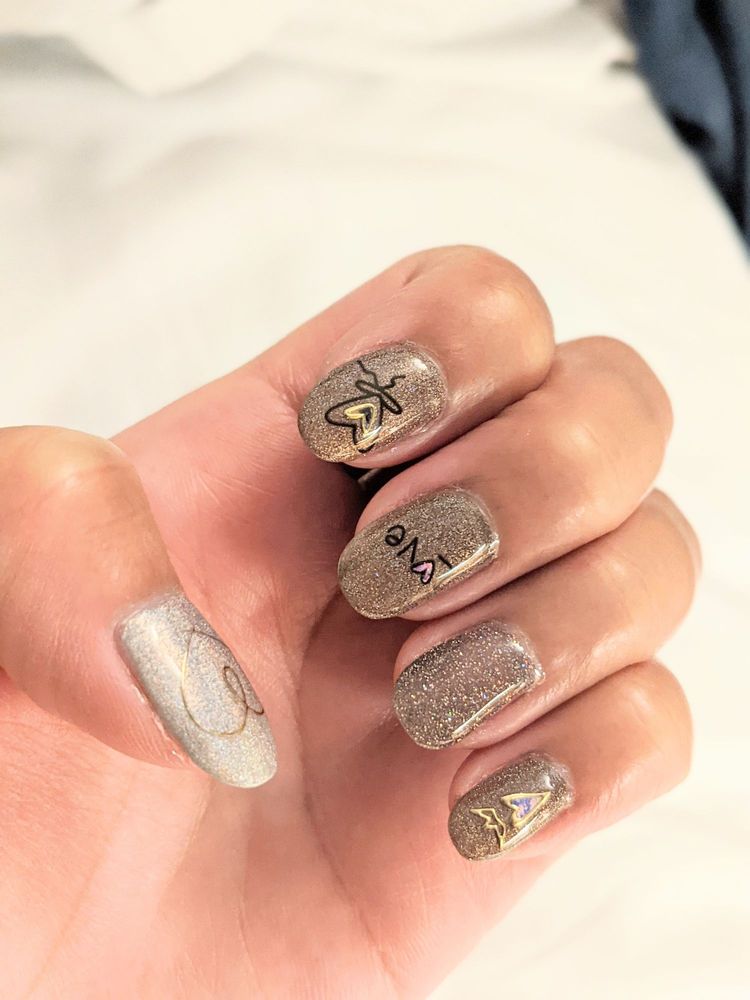 Lysa’s Nail Salon Logo