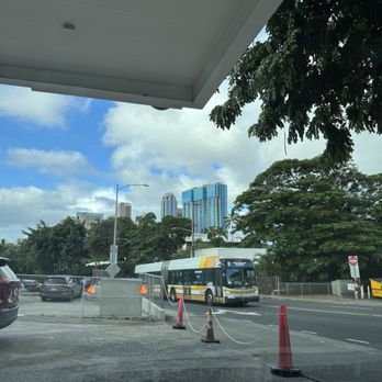 Jiffy Lube - View while waiting inside the car - Oil Change Stations Near Me - Honolulu, Hawaii