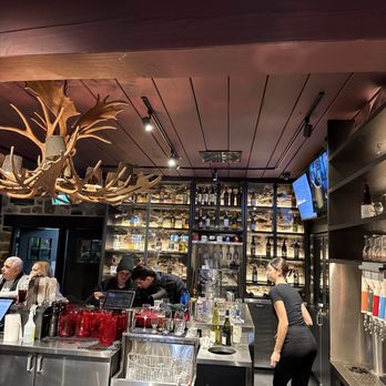 Archibald Microbrasserie - Bar area - Seafood Near Me - Quebec, Quebec Archibald Microbrasserie - Bar area - Seafood Near Me - Quebec, Quebec